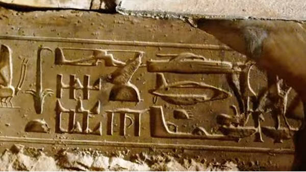 고대에 첨단 문명이 존재했음을 암시하는 이집트 피라미드에서 발견된 조각. 오늘 날의 헬리콥터,탱크 같은 모습이 보인다. 사진=스틸스피킹아웃 유튜브 동영상