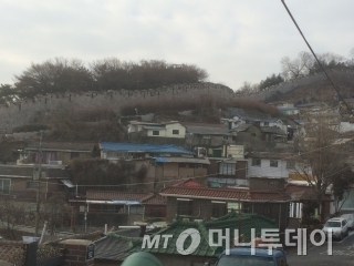 서울 성북동 북정마을을 둘러싸고 있는 서울도성 성곽. @사진=신희은 기자.