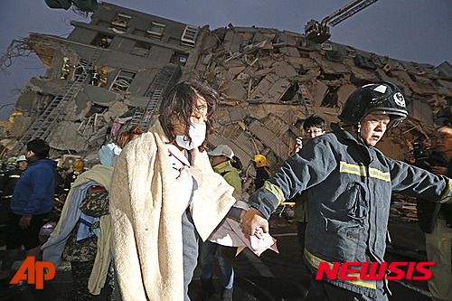 【타이베이=AP/뉴시스】대만 구조대원들이 남부 타이난(台南)에서 지진으로 무너진 견물에서 주민을 구조하고 있다.  대만 남부에서 리히터 규모 6.4의 지진이 6일(현지시간) 발생해 건물 수십 채가 무너졌다.  2016.02.06