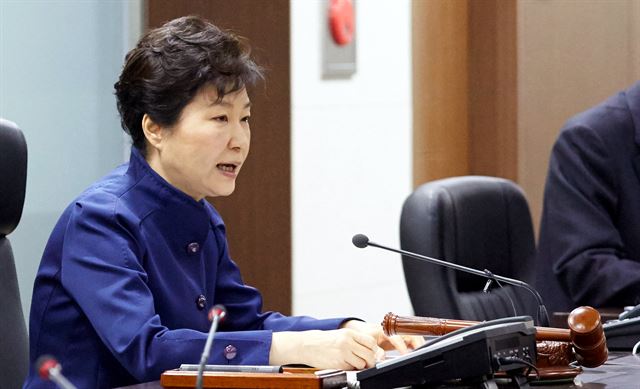 박근혜 대통령이 7일 북한의 장거리미사일 발사 직후 청와대에서 긴급 국가안전보장회의(NSC)를 주재하고 있다.  청와대제공