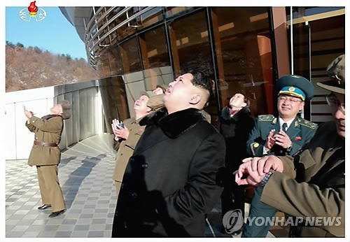 김정은 북한 국방위원회 제1위원장이 지난 7일 광명성 4호 발사를 참관했다. <<연합뉴스 자료사진>>