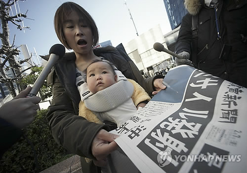 日신문 '北 미사일 발사' 호외 발행      (도쿄 AP=연합뉴스) 7일 일본 도쿄에서 아기를 앞에 멘 한 여성이 요미우리 신문이 발행한 '북한 미사일 발사' 호외를 받아들고 있다.     북한 국가우주개발국은 이날 조선중앙TV를 통해 "새로 연구개발한 지구관측위성 광명성 4호를 궤도에 진입시키는 데 완전성공했다"고 발표했다.     lkm@yna.co.kr