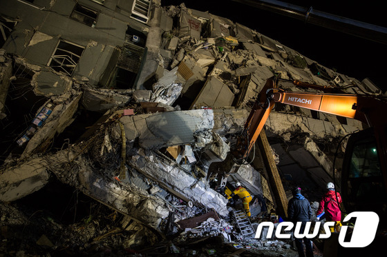 규모 6.4의 지진이 발생한 대만 남부 타이난(臺南)의 웨이관진룽(維冠金龍)에서 생존자 구조작업이 지속되고 있다. 지난 6일 발생한 지진으로 37명이 숨졌으며 아직 100여명이 실종된 상태다. © AFP=뉴스1
