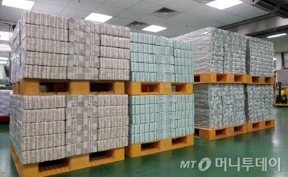 올해 설명절 기간 한국은행에서 시중은행으로 방출되는 5만원권, 1만원권 현금. /사진=이기범 기자