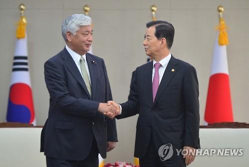 지난해 10월 열린 한일 국방장관 회담에서 악수하는 한민구 국방부 장관(오른쪽)과 나카타니 겐(中谷元) 일본 방위상.