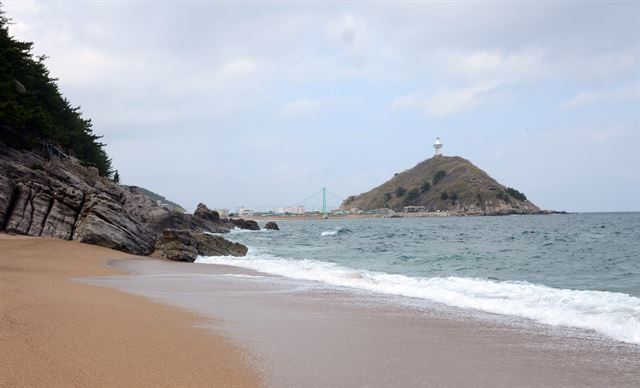 해파랑길 21코스, 바다 너머로 죽도산 전망대가 보인다. 한국관광공사 제공