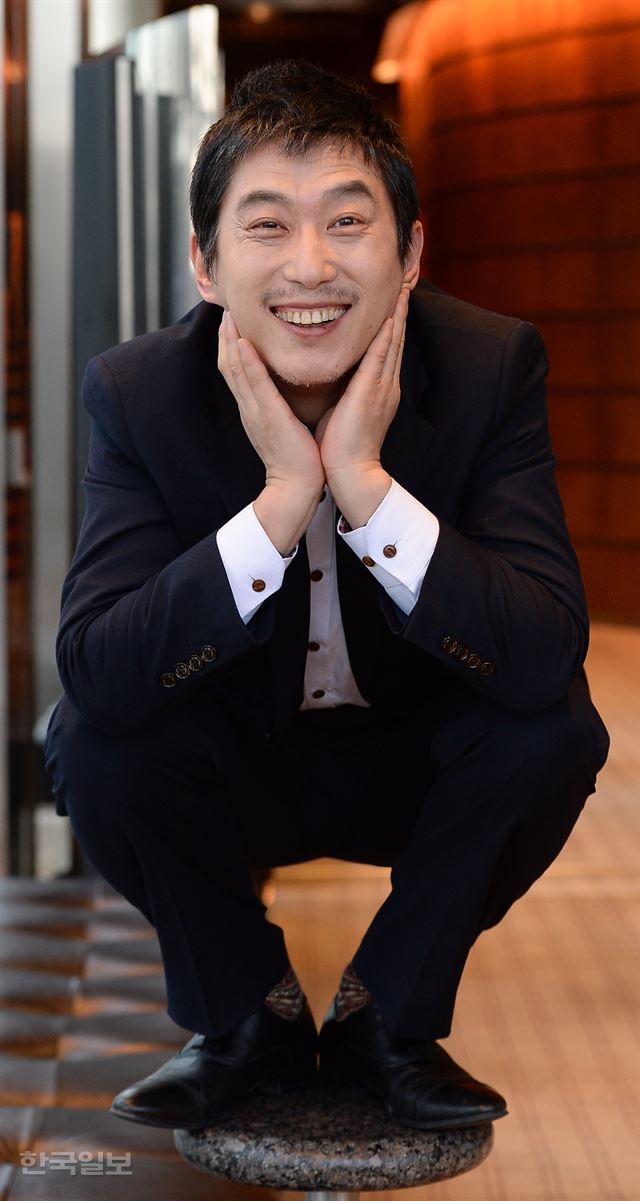 배우 김원해가 인터뷰에 앞서 카메라 앞에서 포즈를 취하고 있다. 이정현 인턴기자