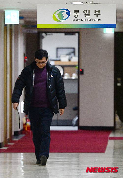 【서울=뉴시스】김진아 기자 = 정부가 개성공단 운영을 전면 중단한다고 발표한 10일 오후 서울 종로구 정부서울청사 통일부 사무실은 긴장감이 돌고 있다. 정부는 북한이 지난달 6일 제4차 핵실험에 이어 지난 7일 장거리 로켓(미사일)을 발사하는 등 북한의 핵·미사일 위협이 갈수록 고도화되고 있다는 판단에서 개성공단 운영을 전면 중단한다고 발표했다. 2016.02.10. bluesoda@newsis.com