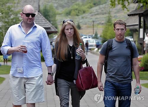 페이스북 설립자 마크 저커버그(오른쪽 끝)와 함께 걷는 마크 앤드리슨(왼쪽 끝) 이사(AP=연합뉴스 자료사진)