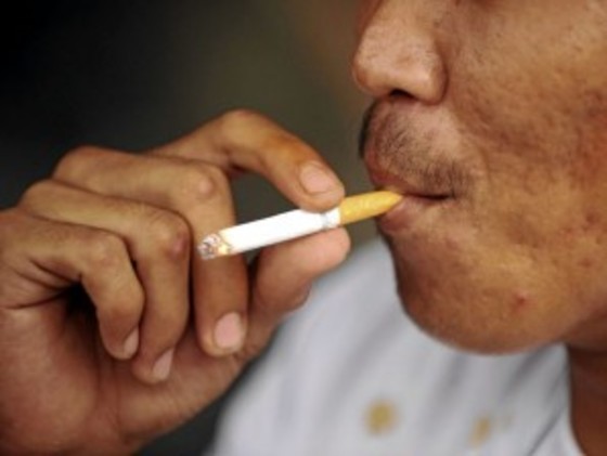 흡연 중인 한 남성./© AFP=News1