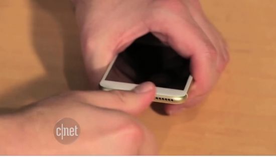 애플이 터치ID 홈버튼이 있는 아이폰에 iOS9을 깔 경우 사설 수리업체에서 홈 버튼을 수리하면 기기 작동이 멈추는 것으로 알려졌다. (사진=씨넷)