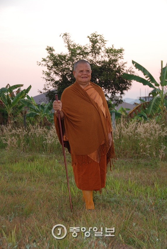 아잔 간하 스님은 종종 깊은 숲속으로 들어가 명상을 했다. 태국 불교는 우기 때 3개월 안거를 한다.