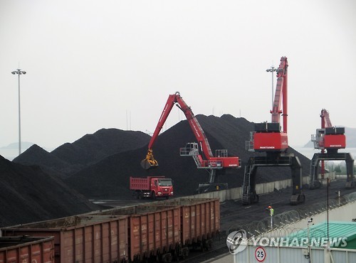 사진은 2차 나진-하산 프로젝트 당시 나진항에 도착한 열차에서 석탄을 내리는 모습. <<연합뉴스 자료사진>>