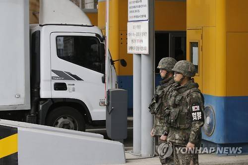 <개성공단 중단> 긴장 속 입경 (파주=연합뉴스) 임병식 기자 = 11일 경기도 파주시 경의선 남북출입사무소에서 육군 1사단 경의선 경비대 장병 뒤로 개성공단 차량이 입경하고 있다. 2016.2.11 andphotodo@yna.co.kr