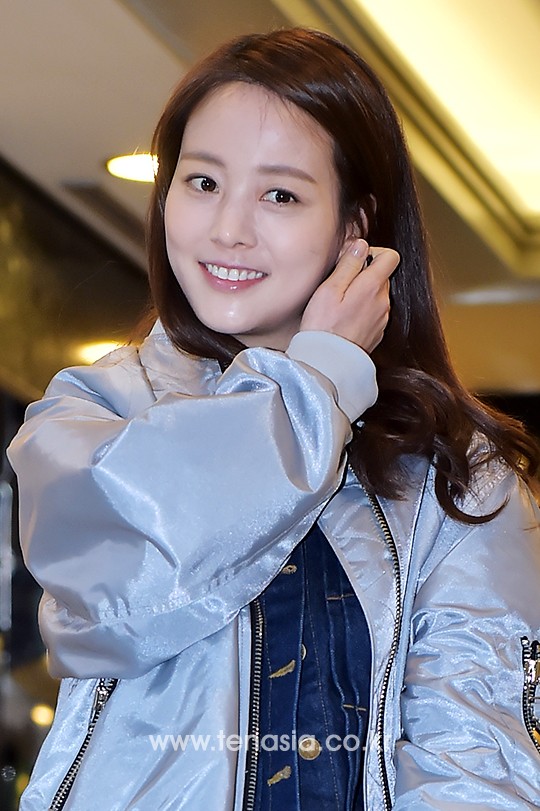 배우 손여은이 12일 오후 서울 영등포구 여의도동 한 음식점에서 열린 KBS2 주말드라마 ‘부탁해요, 엄마’ 종방연에 참석하고 있다.