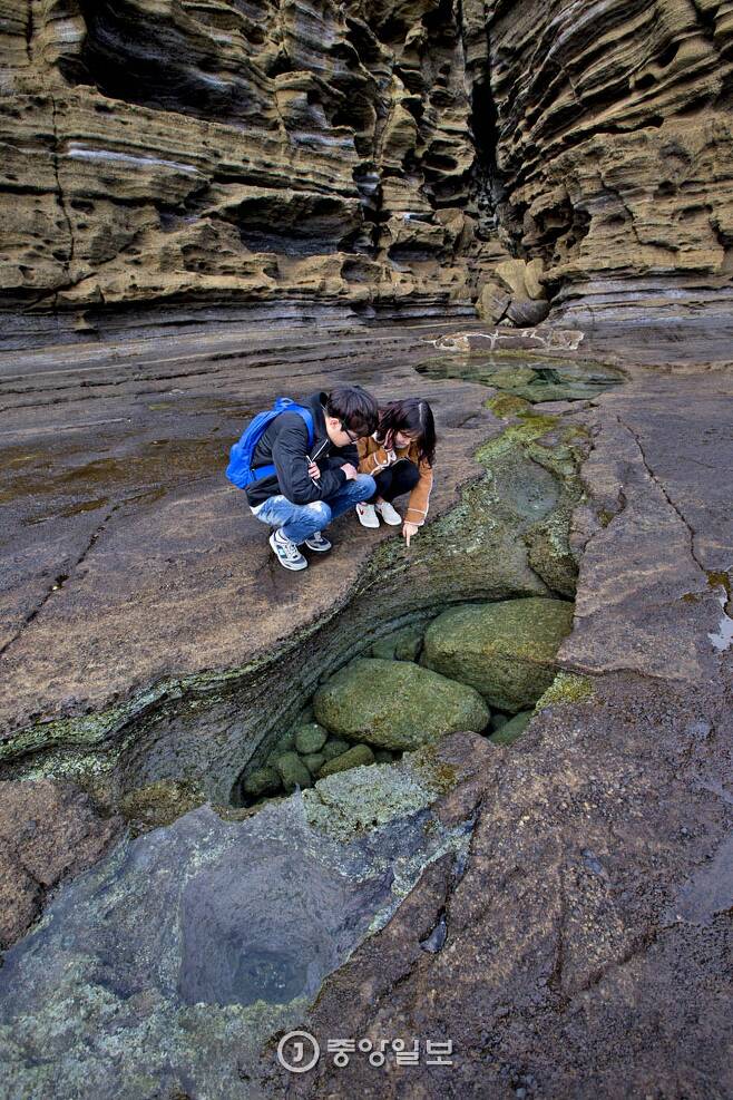 용머리해안에서 볼 수 있는 돌개구멍. 긴 세월 강한 파도가 만든 물웅덩이이다.