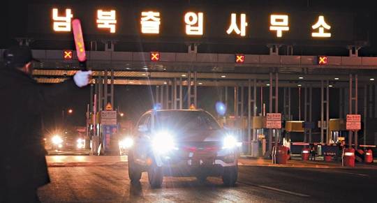 개성공단 입주기업 차량들이 11일 밤늦게 경기도 파주시 남북출입사무소를 통해 남측으로 들어오고 있다. 북한이 이날 오후 5시30분(평양시 오후 5시)까지 남측 인원 전원을 추방한다고 밝힘에 따라 280명이 귀환했다. 파주=윤성호 기자