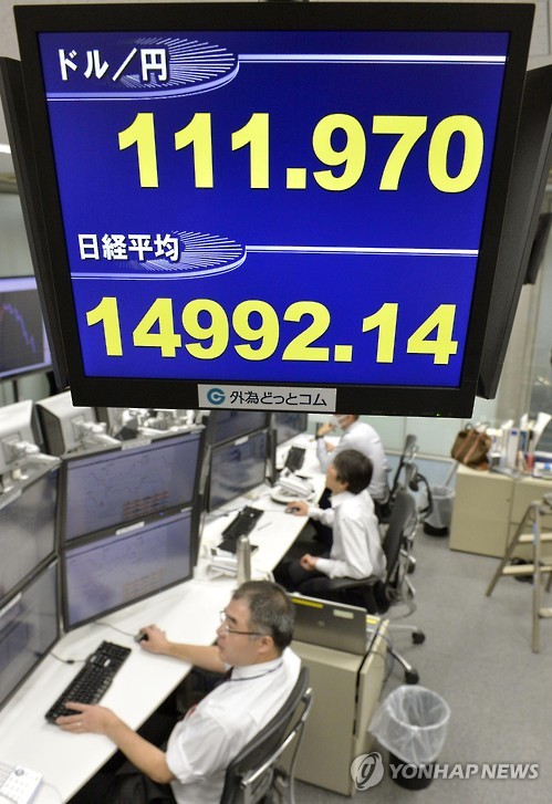 패닉빠진 일본 증시     (도쿄 교도=연합뉴스) 12일 일본 도쿄증시의 닛케이평균주가(닛케이225) 지수는 오전 한때 전날보다 5% 가까이 폭락한 14,992.14까지 내려갔다.