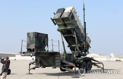 美패트리엇부대 한국 추가 배치…한미, 北탄도미사일 방어연습 (서울=연합뉴스) 미국이 북한의 미사일 위협에 대비해 본토의 패트리엇(PAC-3) 미사일 부대를 한국에 추가 배치했다. 주한미군사령부는 13일 "미국은 대한민국과 긴밀하게 협조해 탄도미사일 방어 자산을 추가로 한국에 전개시켰다"면서 "이는 최근 북한 도발에 대한 대응으로 실시된 긴급 전개 대비태세 연습의 일환"이라고 밝혔다. 사진은 2014 맥스썬더 훈련에서 전북 군산비행장에서 공개한 주한미군의 패트리어트 포대.
