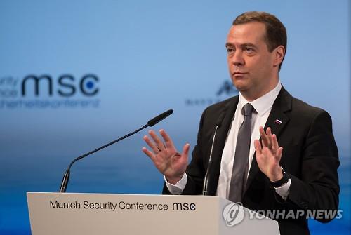 (EPA=연합뉴스) 드미트리 메드베데프 러시아 총리가 13일(현지시간) 독일 뮌헨에서 열린 연례 국제안보회의에서 연설하고 있다.