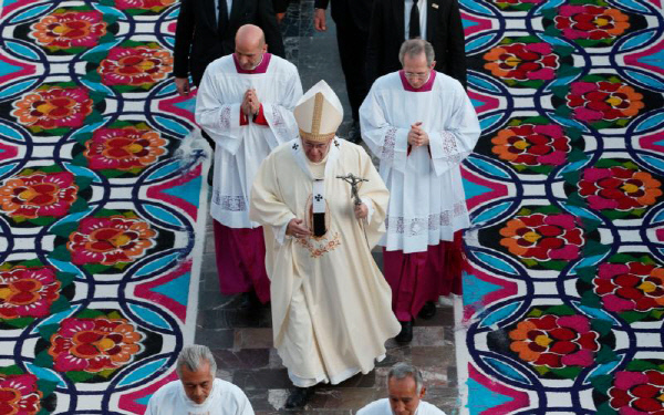 교황이 13일 멕시코 과달루페 성당에서 미사를 집전하러 입장하고 있다./ 카톨릭뉴스서비스(CNS)