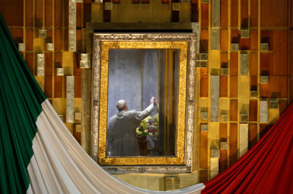 프란치스코 교황이 13일 멕시코 과달루페 성당에서 과달루페 성모 마리아가 그려진 성화에 손을 올려놓고 있다. 이 성화는 제단 뒤 작은 방에서 기도하는 교황을 위해 잠시 돌려놓아졌다. /가톨릭뉴스서비스(CNS)
