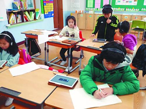 전북 김제시 치문초등학교 학생들이 할아버지·할머니들의 구술을 녹음한 내용을 종이에 옮겨 적고 있는 모습. 전북도교육청 제공