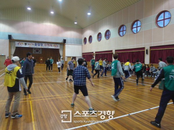 13일 해양초등학교 강당에서 서울 이랜드 선수들과 팬들이 함께 보여 다양한 게임을 즐기고 있다.