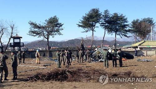 육군 헬기 추락한 사고 현장 (춘천=연합뉴스) 박영서 기자 = 15일 오전 10시 10분께 강원 춘천시 신북읍 율문리 인근 밭에 육군 205항공대 소속 UH-1H 헬기가 추락했다. 이 사고로 탑승자 4명이 전원 구조됐으나 모두 중상인 것으로 알려졌다. 사고는 민가 바로 옆 밭에서 발생했으며, 군 당국이 현장에서 사고를 수습하고 있다.