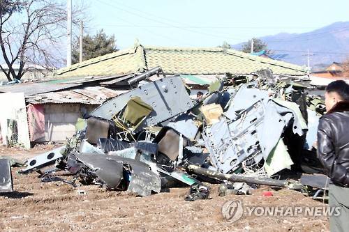 춘천 민가 주변에 추락한 육군 헬기 (춘천=연합뉴스) 박영서 기자 = 15일 오전 강원 춘천시 신북읍 율문리 인근 밭에 육군 헬기가 추락해 군 당국이 현장에서 사고를 수습하고 있다.