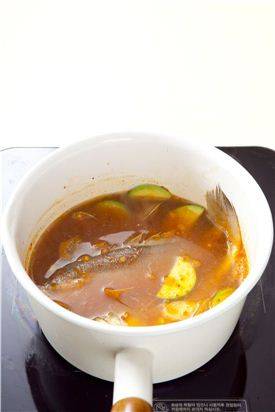 5. 냄비에 물 3컵을 붓고 끓으면 양념장을 풀어 넣고 조기, 바지락조개, 애호박을 넣어 끓인다.