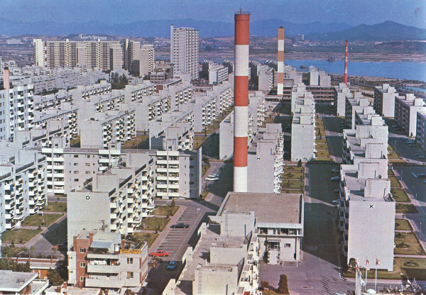 1960년대 말~1970년대 초 식모방을 보편화한 한강외인아파트와 한강맨션아파트.  한국토지주택공사 제공