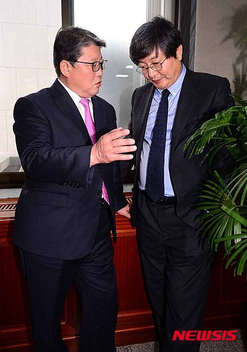 【서울=뉴시스】전신 기자 = 새누리당 조원진, 더불어민주당 이춘석 원내수석부대표가 16일 서울 여의도 국회에서 열린 운영위원회 전체회의 중 회의장 밖에서 대화를 나누고 있다. 2016.02.16. photo1006@newsis.com