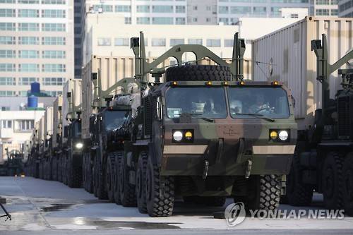 한ㆍ미 연합 전시증원(RSOI) 훈련 (서울=연합뉴스) 육군은 19일 육군 제2작전사령부와 미 8군사령부가 한미 연합 전시증원(RSOI) 훈련을 했다고 밝혔다. 훈련(RSOI)에 참여한 미군 증원 물자들이 전방전개를 위해 이동하고 있다. RSOI는 수용(Reception), 대기(Staging), 전방이동(Onward Movement), 통합(Integration)의 약어로, 유사시 미 증원 전력의 한반도 전개 과정을 의미한다. 이 과정에서 우리 군은 미 증원 전력의 신속한 이동이 가능하도록 도로 사용을 조정·통제하고 경계, 통신, 피해 복구 등의 지원활동을 한다. 2016.2.19 << 육군 제공 >> photo@yna.co.kr