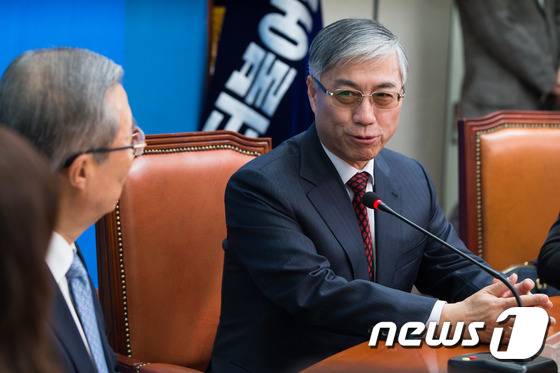 추궈홍 주한중국대사가 23일 서울 여의도 국회 더불어민주당 대표실을 찾아 김종인 비상대책위원회 대표와 면담하고 있다. 2016.2.23/뉴스1 © News1 유승관 기자