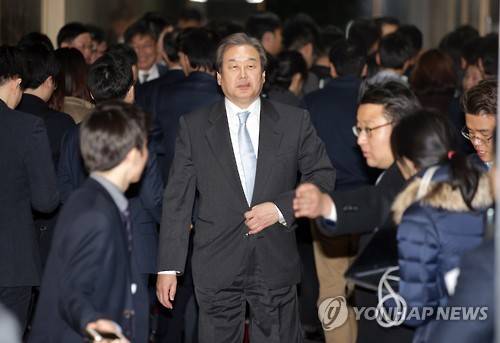 새누리당 김무성 대표가 23일 새벽 더불어민주당 지도부와 벌인 여야 4+4 회담을 마치고 협상장인 국회 귀빈식당을 떠나고 있다. 전날 저녁부터 시작된 이번 협상에서 여야는 테러방지법과 선거구획정은 합의를 보지 못한 것으로 알려졌다.
