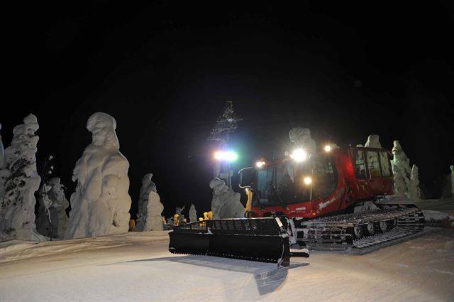수빙을 보기 위해서는 설상차를 타고 올라가야 한다. 야마가타현 제공