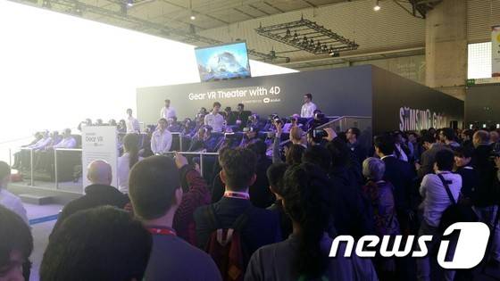 삼성전자 VR 체험관에 관람객들이 길게 줄을 서서 기다리고 있다. © News1