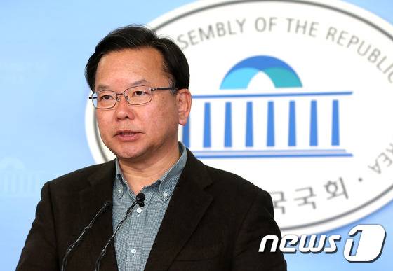 더불어민주당 김부겸 전 의원이 25일 오후 서울 여의도 국회 정론관에서 홍의랑 더민주 의원이 ‘20% 컷오프’ 대상자에 포함된 것과 관련해 “당의 판단에 동의할 수 없다”고 말하고 있다. 2016.2.25/뉴스1 © News1 박지혜 기자