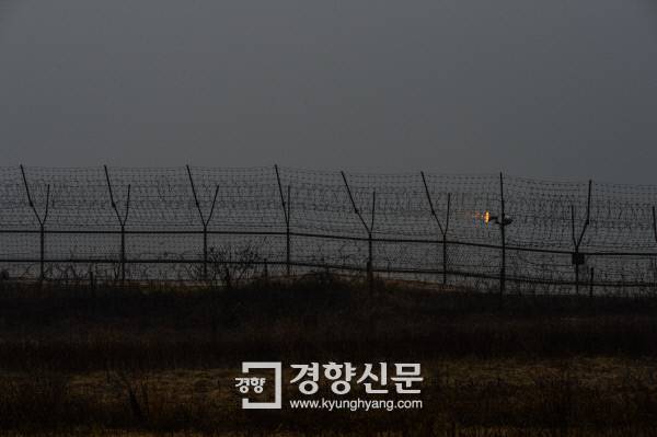 개성공단 폐쇄 이틀째인 2월 12일 경기 파주 임진강변 철책 너머 북한의 모습이 짙은 안개에 사라져 보이지 않고 있다. 남북관계도 시계 ‘제로(0)’의 안갯속이다. / 이준헌 기자