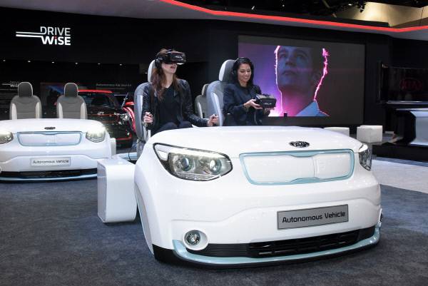 “자율주행 느껴보세요” 기아차는 1일(현지시간) 스위스 제네바에서 개막하는 모터쇼에 ‘자율주행 가상현실 체험존’을 마련해 관련 기술을 전시한다고 29일 밝혔다. 사진은 지난 1월 미국 라스베이거스에서 열린 세계가전박람회(CES)에서 선보였던 자율주행차 가상현실 체험존 모습. 기아차 제공