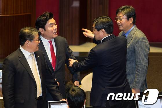 새누리당 원유철(왼쪽), 더불어민주당 이종걸 원내대표를 비롯한 여야 원내지도부가 2일 서울 여의도 국회에서 속개된 제340회국회(임시회) 제7차 본회의 중 정의화 국회의장의 발언에 대해 대화하고 있다. 2016.3.2/뉴스1 © News1 유승관 기자