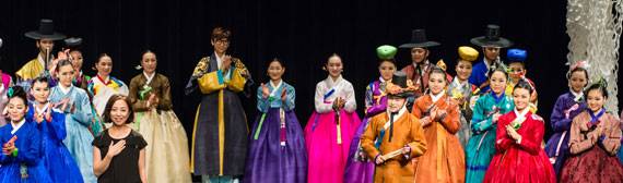 2014년 오사카 한국문화원 주최 ‘Korea Month 2014’ 행사에서 열린 이서윤씨의 한복 패션쇼 피날레 장면.
