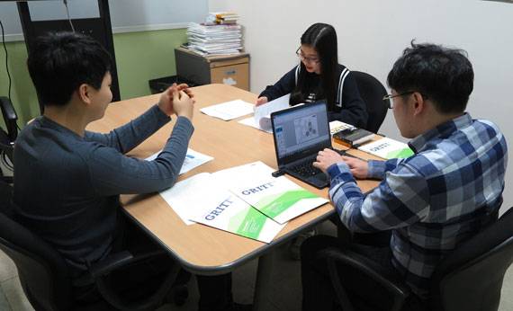 두 학생이 그릿 테스트 후 설명을 듣고 있다. 테스트에는 MBTI, 톡트·그릿, 에니어그램 모두 각각 15분가량 걸렸으며 이후 한 시간 정도 개별 상담을 했다.