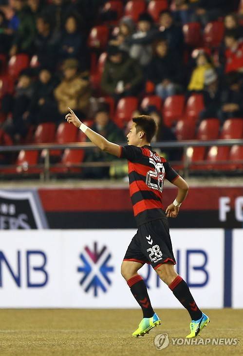 손준호, '내가 넣었어' (포항=연합뉴스) 김준범 기자 = 2일 경북 포항스틸야드에서 열린 2016 아시아축구연맹(AFC) 챔피언스리그 포항 스틸러스와 일본 우라와 레즈의 전반전 경기. 득점을 올린 포항 손준호가 환호하고 있다. 2016.3.2 psykims@yna.co.kr