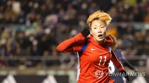 '우리는 쉽게 지지 않는다' (오사카=연합뉴스) 한종찬 기자 = 2일 오후 일본 오사카 긴초 스타디움에서 열린 2016 리우올림픽 여자축구 아시아지역 최종예선 대한민국과 일본의 경기. 한국 정설빈이 후반 극적인 동점골을 넣고 환호하고 있다. 2016.3.2 saba@yna.co.kr