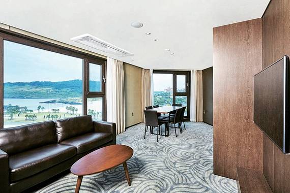 객실에서 바다를 조망할 수 있다