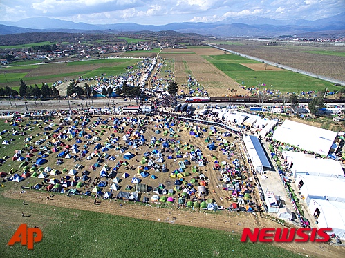 【이도메니=AP/뉴시스】마케도니아와 국경을 맞대고 있는 그리스 이도메니 인근에 수많은 난민 텐트들이 들어서있다. 마케도니아 국경이 막히면서 최소 1만명 이상의 난민들이 이곳에 머물러있다.  2016.03.04