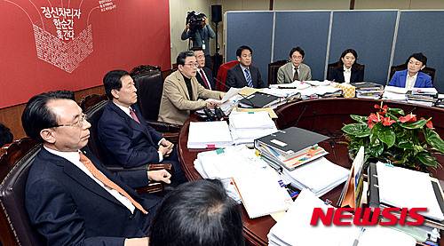 【서울=뉴시스】홍찬선 기자 = 새누리당 이한구 공천관리위원장이 4일 오후 서울 여의도 당사에서 경선지역 관련 발표를 하고 있다. 2016.03.04. mania@newsis.com