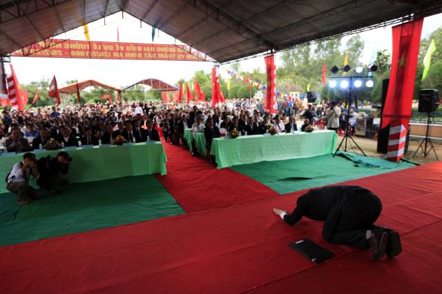 지난달 26일 열린 위령제에서 한국의 노화욱 평화기행단 단장은 50년 전 한국군에 의해 학살당한 1004명의 영령을 추도한 뒤 무대 한가운데로 가 바닥에 엎드려 절했다. 노 단장의 사과에 베트남 청중들은 말없이 박수를 쳤다. 빈딘/조우혜 프리랜서 사진가